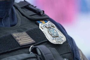 Λαμία: Τη γρονθοκόπησε και την πέταξε πάνω σε βιτρίνα καταστήματος Ροή Ειδήσεων