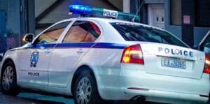 Δύο μανιακοί Κρητικοί με μαχαίρια εμβόλισαν ενοικιαζόμενο αυτοκίνητο με τετραμελή οικογένεια Γερμανών Ροή Ειδήσεων