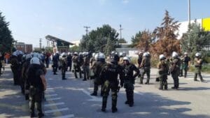 Ούτε με τα ΜΑΤ ούτε με τα χημικά κάμπτονται οι απεργοί στην «ΜΑΛΑΜΑΤΙΝΑ» που δέχθηκαν απρόκλητη επίθεση στην πύλη του εργοστασίου. Ροή Ειδήσεων