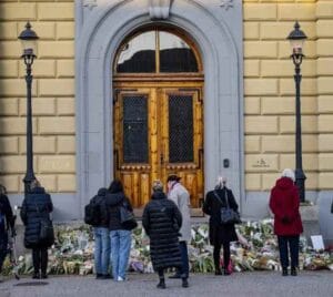 Σε ισόβια καταδικάστηκε 18χρονος που σκότωσε με τσεκούρι δύο καθηγήτριες στην Σουηδία Ροή Ειδήσεων