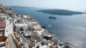 Σαντορίνη: Οι εκπαιδευτικοί των σχολείων κοιμούνται σε αυτοκίνητα, παγκάκια και σε σκηνές στην παραλία Ροή Ειδήσεων
