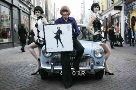 Mary Quant: Η πρωτοπόρος της μίνι φούστας που καθόρισε τη μόδα της δεκαετίας του ’60