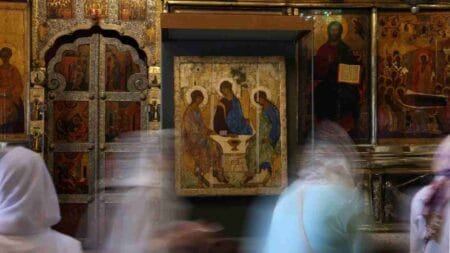 Ο Ρώσος πρόεδρος Πούτιν παρέδωσε την πιο φημισμένη ρωσική εικόνα της χώρας την Αγία Τριάδα σε εκκλησία