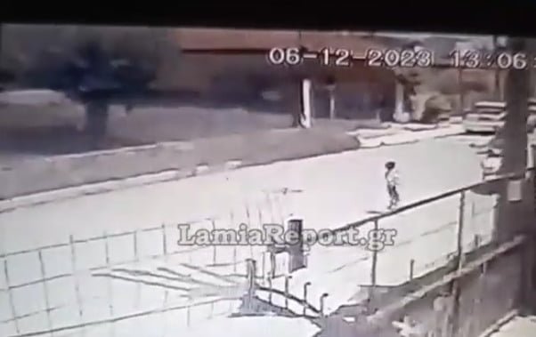Μηχανάκι παρασύρει 5χρονο και το εγκαταλείπει στη μέση του δρόμου στη Λαμία (Βίντεο)