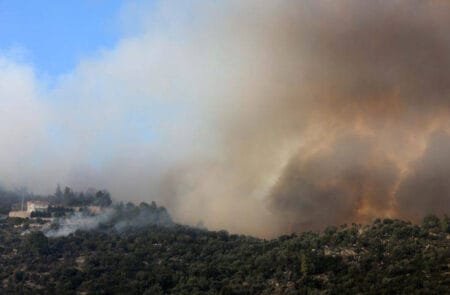 Φωτιά στον Κουβαρά Κερατέας – Κινητοποιούνται επίγειες δυνάμεις και εναέρια μέσα