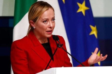 Εξωτερική πολιτική, η Τζόρτζια Μελόνι προτιμά μια αφήγηση που συνάδει με τη νέα γραμμή.