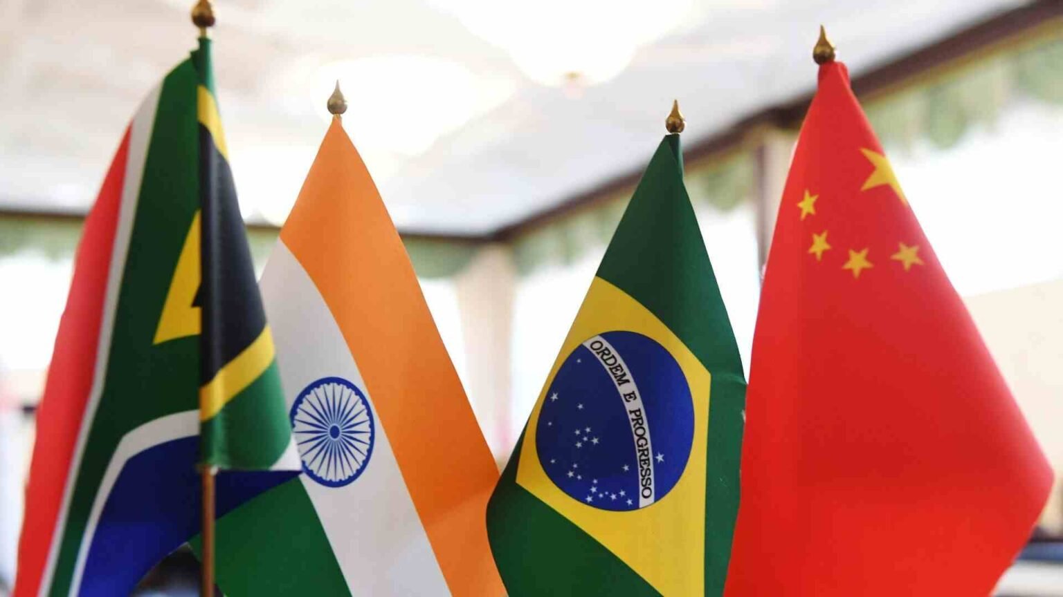 Οι BRICS επιβεβαίωσαν επίσημα ότι δεν θέλουν να απο-δολαριοποιηθούν και θέλουν να “παίξουν εκ του ασφαλούς”