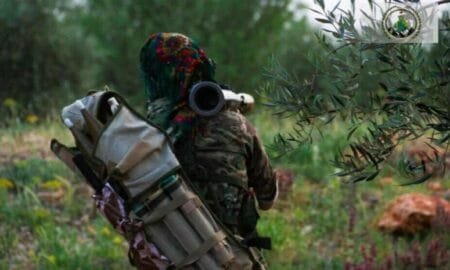 Ένοπλοι στήνουν ενέδρα σε λεωφορείο που μετέφερε Σύρους στρατιώτες, σκοτώνοντας 20 άτομα στα ανατολικά της χώρας