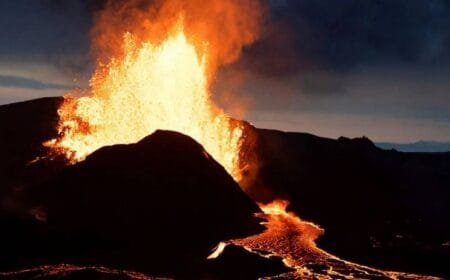 Έτοιμο να σκάσει το ηφαίστειο στην Ισλανδία – Η χώρα κήρυξε κατάσταση έκτακτης ανάγκης.