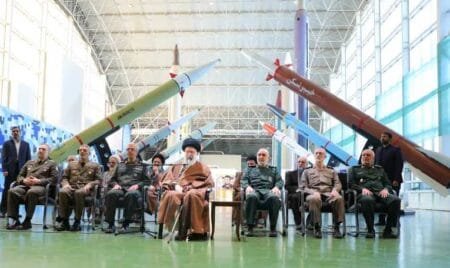 Το Ιράν παρουσιάζει αναβαθμισμένο υπερηχητικό πύραυλο, καθώς ο Χαμενεΐ αναφέρει την “αποτυχία” του Ισραήλ