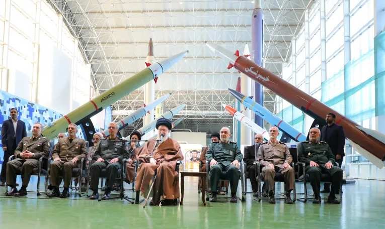 Το Ιράν παρουσιάζει αναβαθμισμένο υπερηχητικό πύραυλο, καθώς ο Χαμενεΐ αναφέρει την “αποτυχία” του Ισραήλ