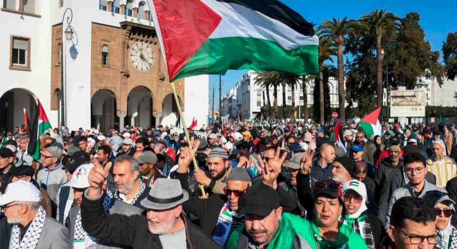 Χιλιάδες διαδηλώνουν στο Ραμπάτ απαιτώντας τον τερματισμό των δεσμών Μαρόκου-Ισραήλ