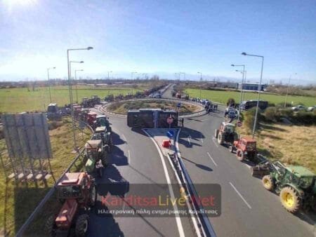 Αγρότες ανέβηκαν με επεισοδιακό τρόπο στον κόμβο Ε65 στον αυτοκινητόδρομο στην Καρδίτσα, χωρίς οχήματα (Βίντεο)