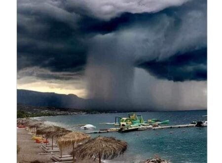 Εντυπωσιακή Κακοκαιρία στους Αγίους Θεοδώρους: Τεράστια Σύννεφα και Καταρράκτης Νερού Καλύπτουν την Παραλία