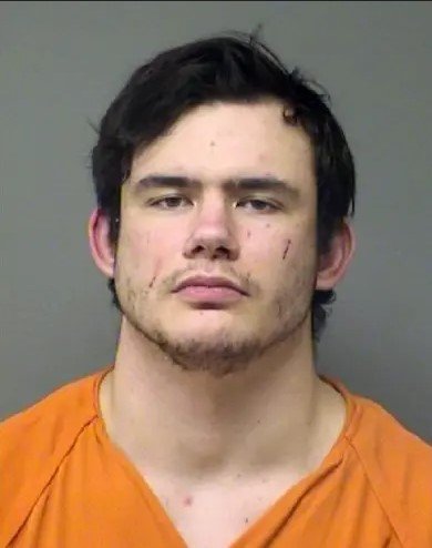 Στο Δικαστήριο Σπουδαστής της Ακαδημίας Εμπορικού Ναυτικού των ΗΠΑ με Κατηγορία για Μητροκτονία