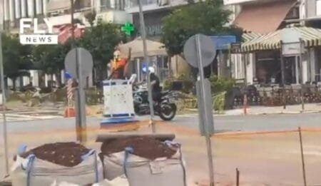 Σπάρτη: Άνδρας Ντυμένος Σπαρτιάτης Πολεμιστής Γίνεται Αυτοσχέδιος Τροχονόμος και Προκαλεί Αίσθηση