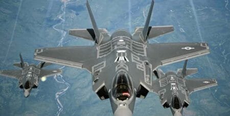 Οι αριθμοί των F-35 ξεπερνούν τα 1000 μαχητικά: Πώς ο στόλος Stealth της Αμερικής απέκτησε την πολυπόθητη αριθμητική υπεροχή