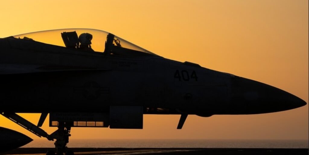 Αμερικανικός στρατός: Δύο πιλότοι του Πολεμικού Ναυτικού των ΗΠΑ καταρρίφθηκαν πάνω από την Ερυθρά Θάλασσα σε περιστατικό «φιλικών πυρών»