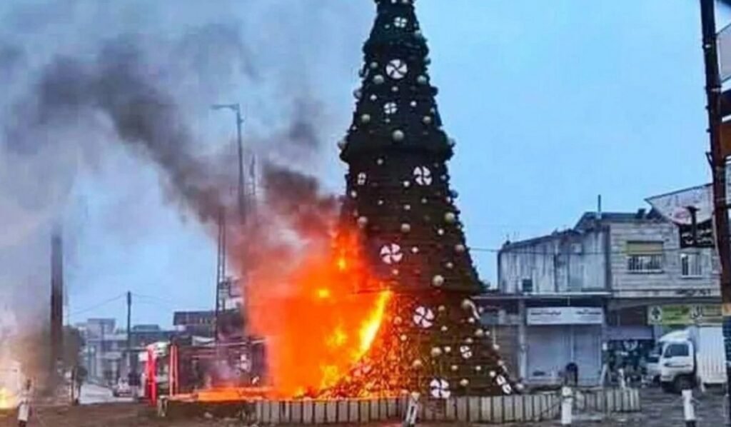 Σύροι χριστιανοί διαδηλώνουν στη Δαμασκό για να διαμαρτυρηθούν για το κάψιμο του χριστουγεννιάτικου δέντρου από μαχητές της HTS