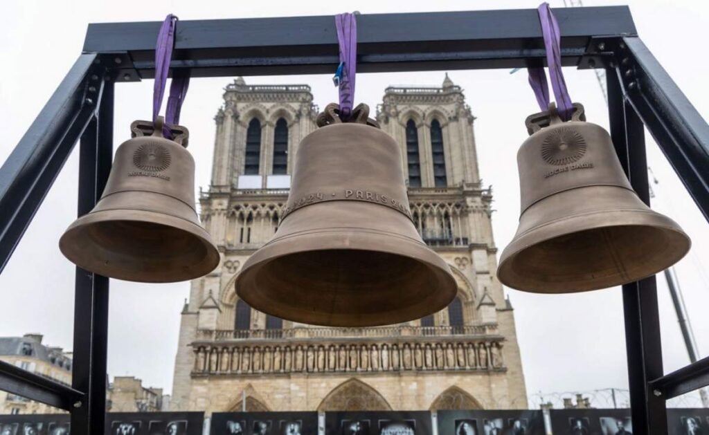 Οι καμπάνες της Παναγίας των Παρισίων έχουν ευλογηθεί καθώς ο καθεδρικός ναός επαναλειτουργεί