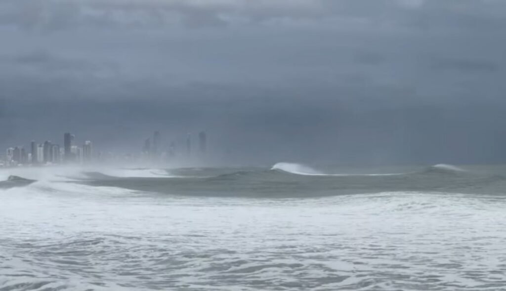 Η Αυστραλία ετοιμάζεται καθώς ο κυκλώνας Άλφρεντ κινείται προς τις ανατολικές ακτές