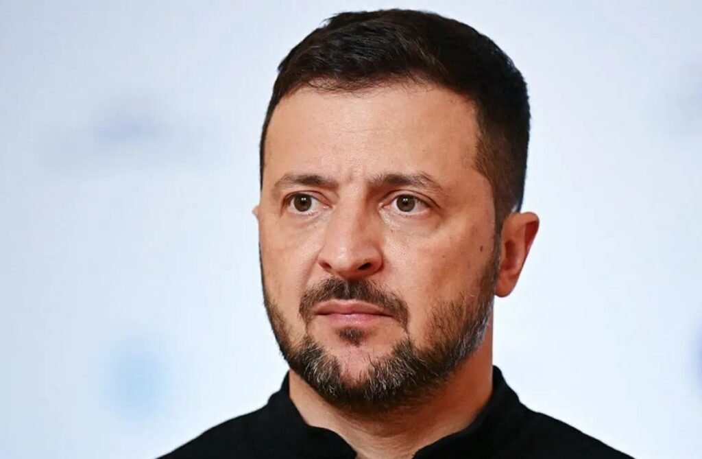 Andrew Korybko: Ο Ζελένσκι δεν έχει καμία εφικτή εναλλακτική λύση για την αποδοχή της μονόπλευρης συμφωνίας του Τραμπ για τους πόρους