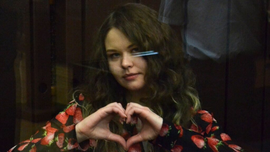 Η Ρωσία καταδικάζει αντιπολεμική ακτιβίστρια σε 22 χρόνια φυλάκιση για “τρομοκρατία” και “προδοσία”