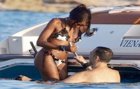 Naomi Campbell και Miley Cyrus «ανάβουν φωτιές» με το νέο τους προκλητικό βίντεο – Η εμφάνιση-έκπληξη στο γιοτ