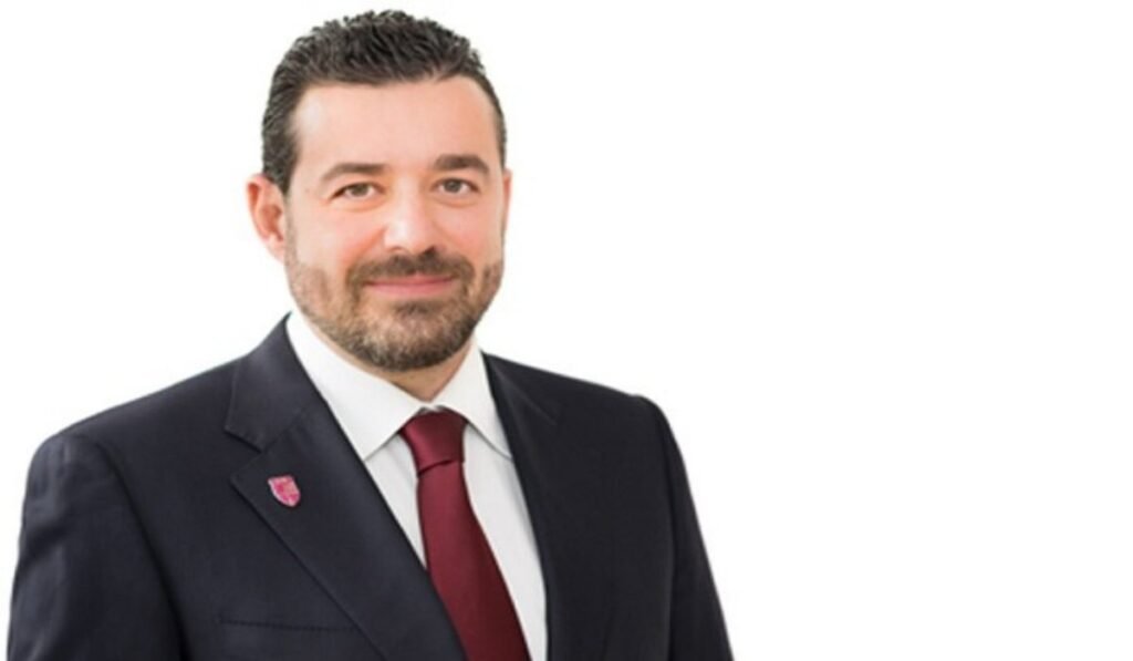 Άνδρας με κοστούμι και κόκκινη γραβάτα