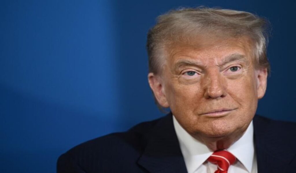 Άνδρας με κοστούμι μπροστά σε μπλε φόντο