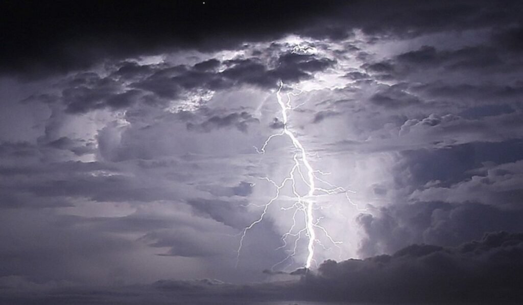 Ισχυρές βροχές και καταιγίδες πλήττουν τη χώρα – Προειδοποιήσεις για επικίνδυνα φαινόμενα ισχυρές βροχές
