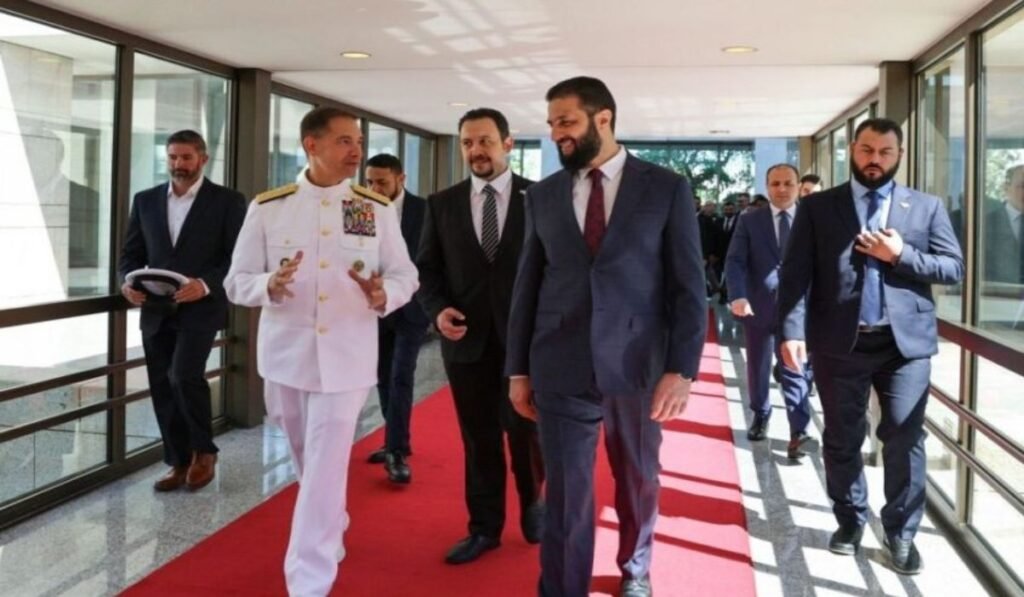 Οι ΗΠΑ παραδέχονται συνεργασία με τη συριακή κυβέρνηση κατά του ISIS – Ο επικεφαλής της CENTCOM αποκαλύπτει «πολλαπλές επιχειρήσεις» Αξιωματικοί και αξιωματούχοι περπατούν σε κόκκινο χαλί