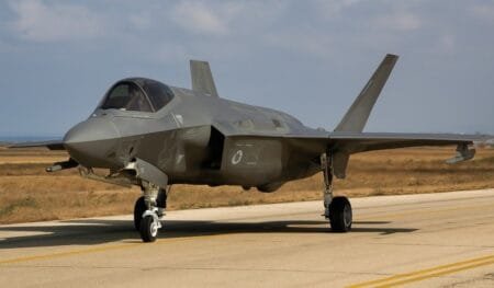 F-35 σε Τουρκία και Σαουδική Αραβία: Ο Νετανιάχου, ο Τραμπ και η ανατροπή της στρατηγικής ισορροπίας στη Μέση Ανατολή Μαχητικό αεροσκάφος σε διάδρομο προσγείωσης