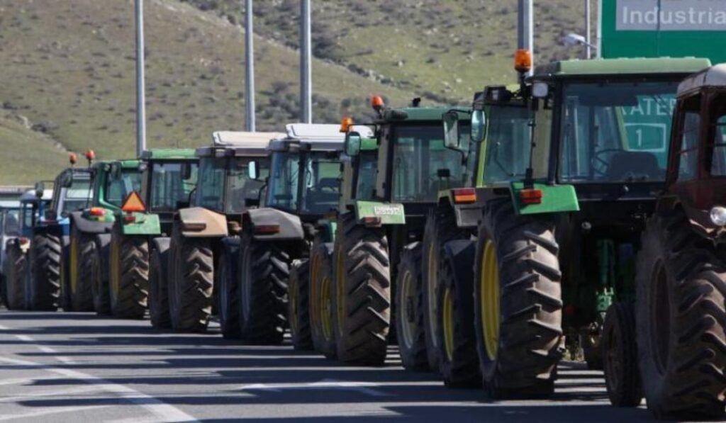 Σειρά από τρακτέρ σε αγροτικό δρόμο
