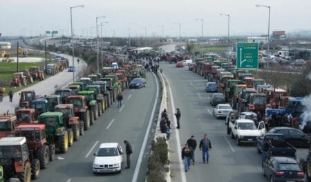 Αγρότες με τρακτέρ μπλοκάρουν εθνική οδό στην Ελλάδα
