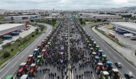 Αγροτικές κινητοποιήσεις: Μπλόκα σε όλη τη χώρα – Κυβέρνηση χωρίς σχέδιο, «χαρτί» οι επιδοτήσεις Αγρότες με τρακτέρ διαδηλώνουν σε αυτοκινητόδρομο