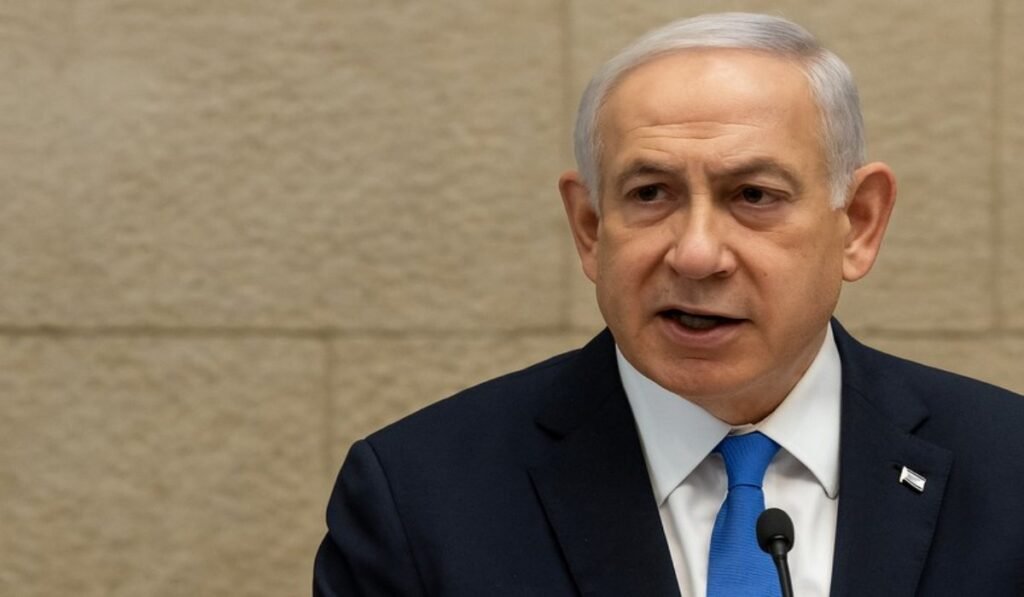 Άνδρας με κοστούμι μιλά σε μικρόφωνο