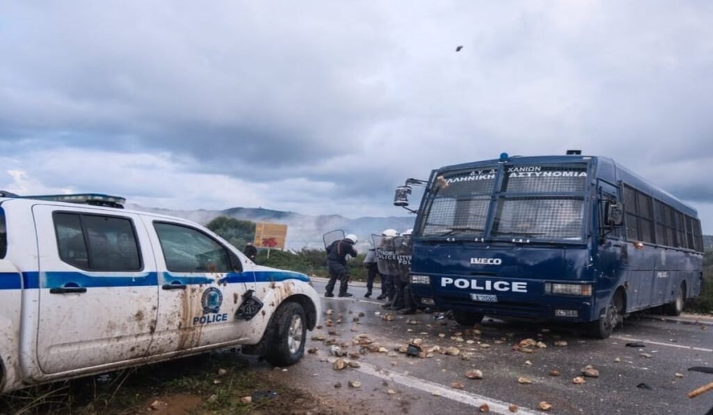 Κρήτη: Αγρότες «κατέλαβαν» τα αεροδρόμια Ηρακλείου και Χανίων – Σοβαρά επεισόδια με την αστυνομία Αστυνομικά οχήματα και ΜΑΤ σε επεισόδιο δρόμου