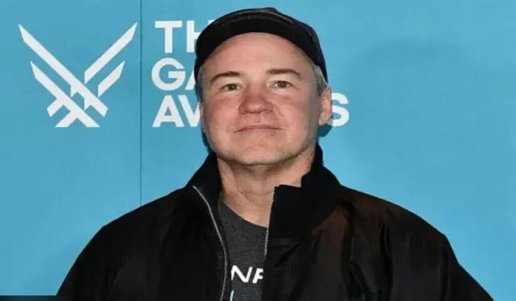 Άνδρας με καπέλο σε μπλε φόντο εκδήλωσης