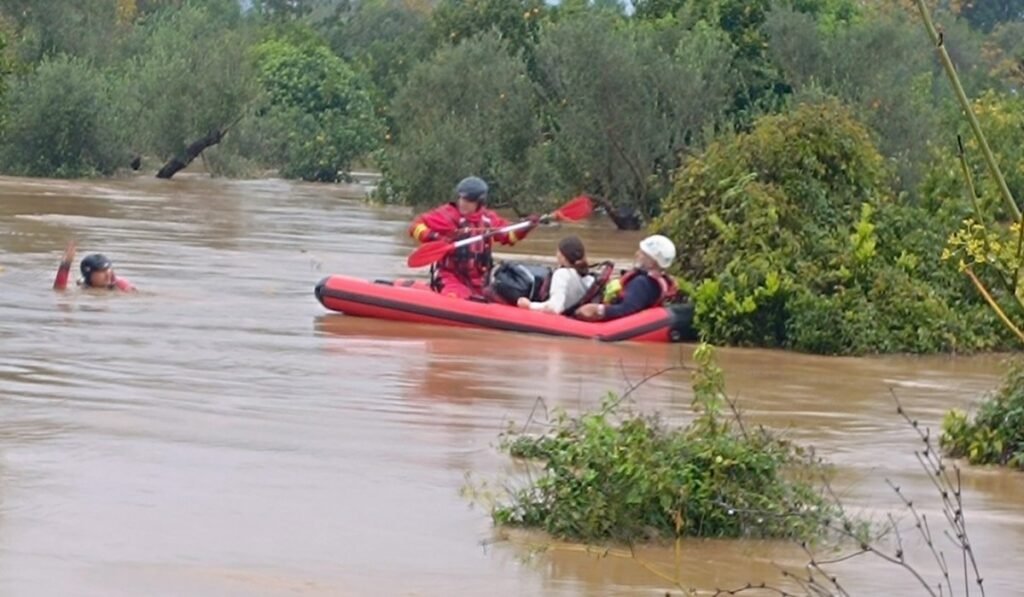 Διάσωση ανθρώπων με βάρκα σε πλημμυρισμένη περιοχή
