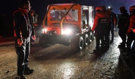 Ομάδα διάσωσης με όχημα παντός εδάφους τη νύχτα