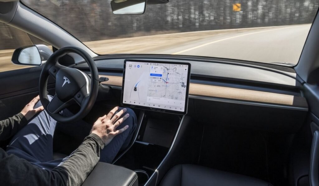 Αυτόνομο αυτοκίνητο με οθόνη πλοήγησης σε κίνηση