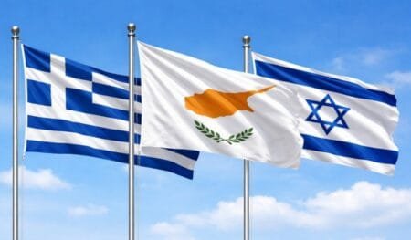 Τριμερής Σύνοδος Ελλάδας – Κύπρου – Ισραήλ: Στρατηγικό μήνυμα ισχύος στην Ανατολική Μεσόγειο Σημαίες Ελλάδας, Κύπρου και Ισραήλ στον άνεμο