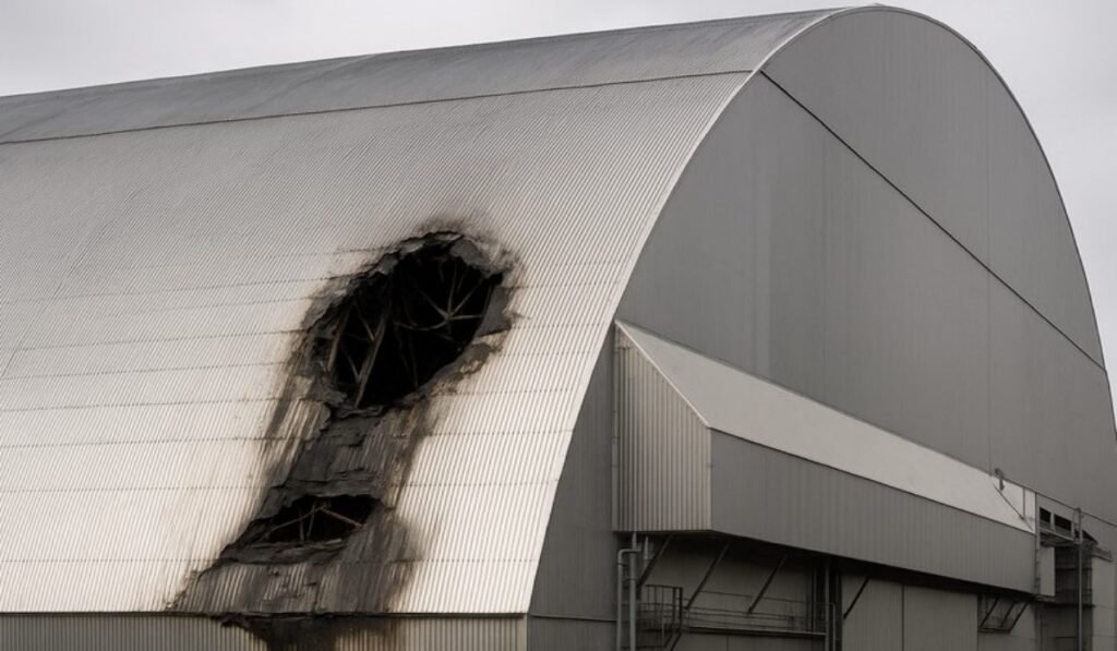 Το Τσερνομπίλ σε νέα κρίση: Ο Νέος Ασφαλής Περιορισμός έχασε κρίσιμες λειτουργίες μετά το πλήγμα με drone Μεταλλικό κτίριο με μεγάλη τρύπα στη στέγη