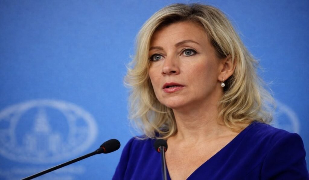 Γυναίκα μιλάει σε συνέντευξη τύπου