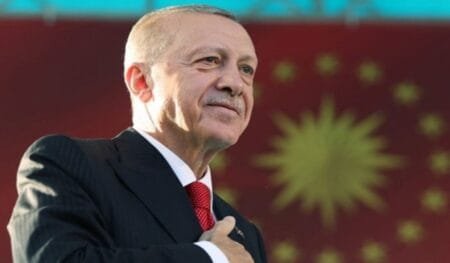 Κεμαλιστές πιέζουν Ερντογάν: Ζητούν ενίσχυση της τουρκικής παρουσίας στην Ανατολική Μεσόγειο Άνδρας με κοστούμι μπροστά από κόκκινο φόντο