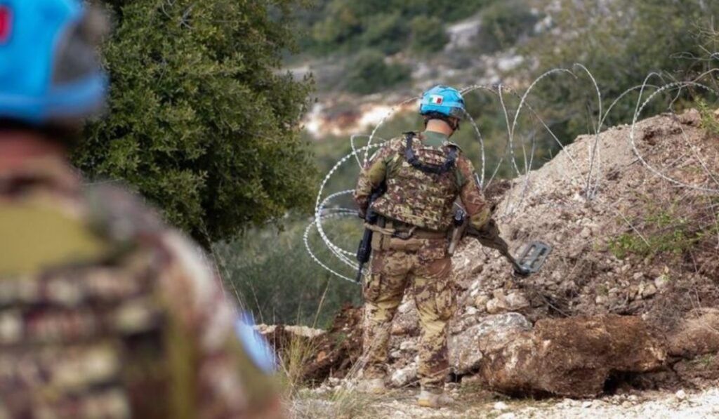 Ισραηλινό άρμα Merkava άνοιξε πυρ κατά περιπόλου της UNIFIL στον νότιο Λίβανο Ειρηνευτής στρατιώτης ελέγχει περιοχή με ανιχνευτή μετάλλων.