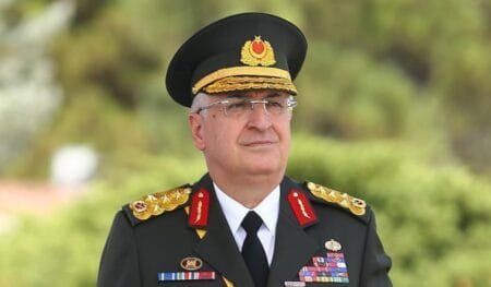Στρατιωτικός αξιωματικός με στολή και μετάλλια