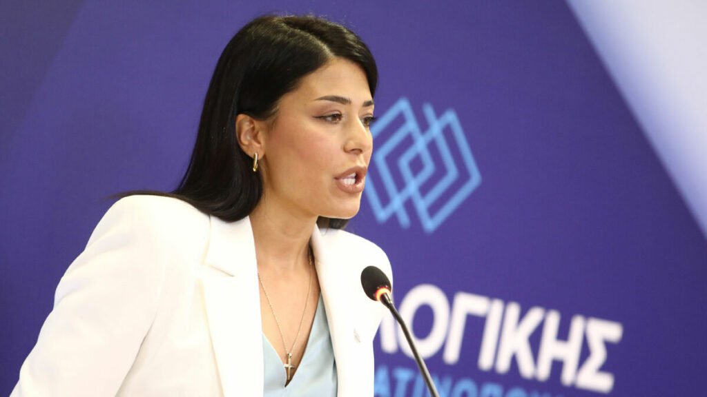 Γυναίκα μιλά σε συνέδριο με μικρόφωνο