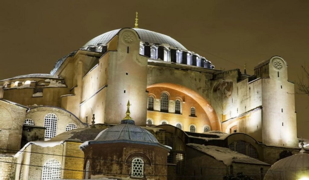Αγία Σοφία φωτισμένη τη νύχτα στην Κωνσταντινούπολη